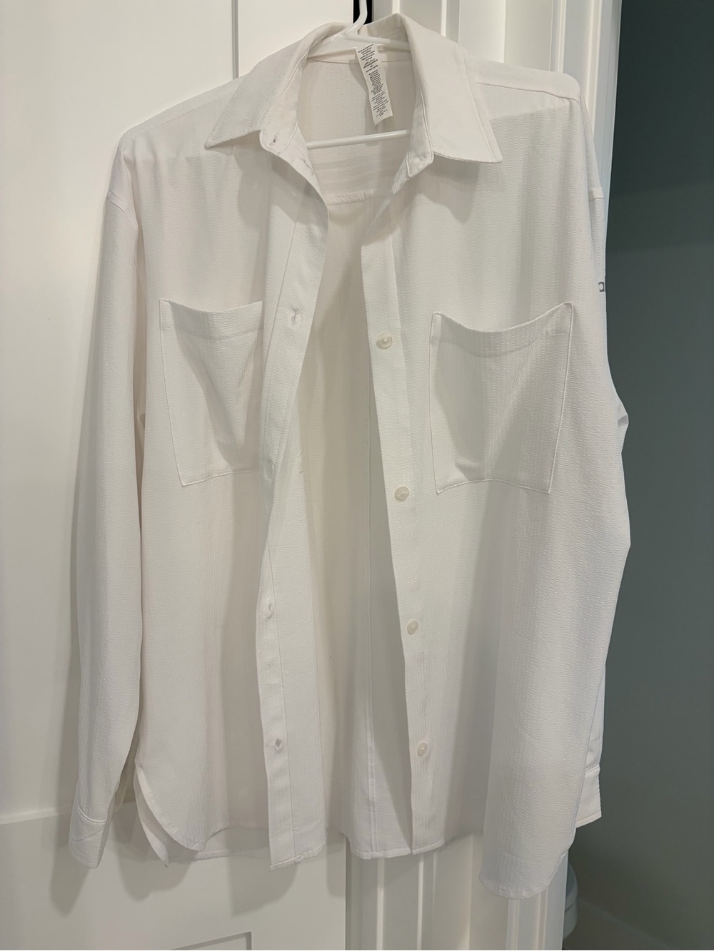 ALO Yoga White Women’s Dreamscape Button-Down Shirt with Chest Pockets